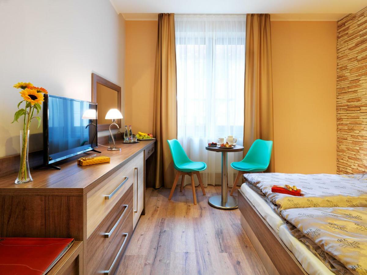 Hotel Viktor Братислава Экстерьер фото